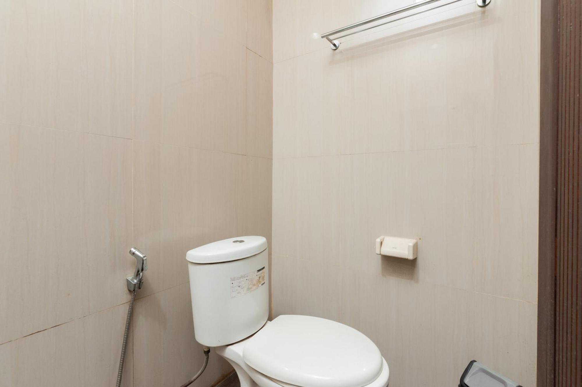 Reddoorz Plus Near Kelapa Dua Kebon Jeruk Джакарта Екстер'єр фото