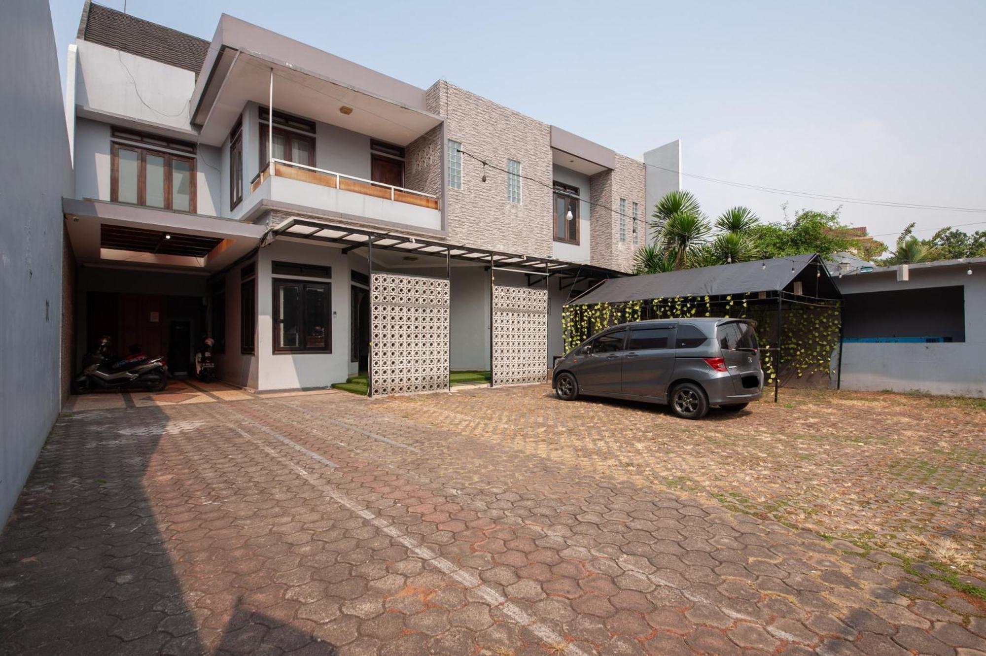 Reddoorz Plus Near Kelapa Dua Kebon Jeruk Джакарта Екстер'єр фото