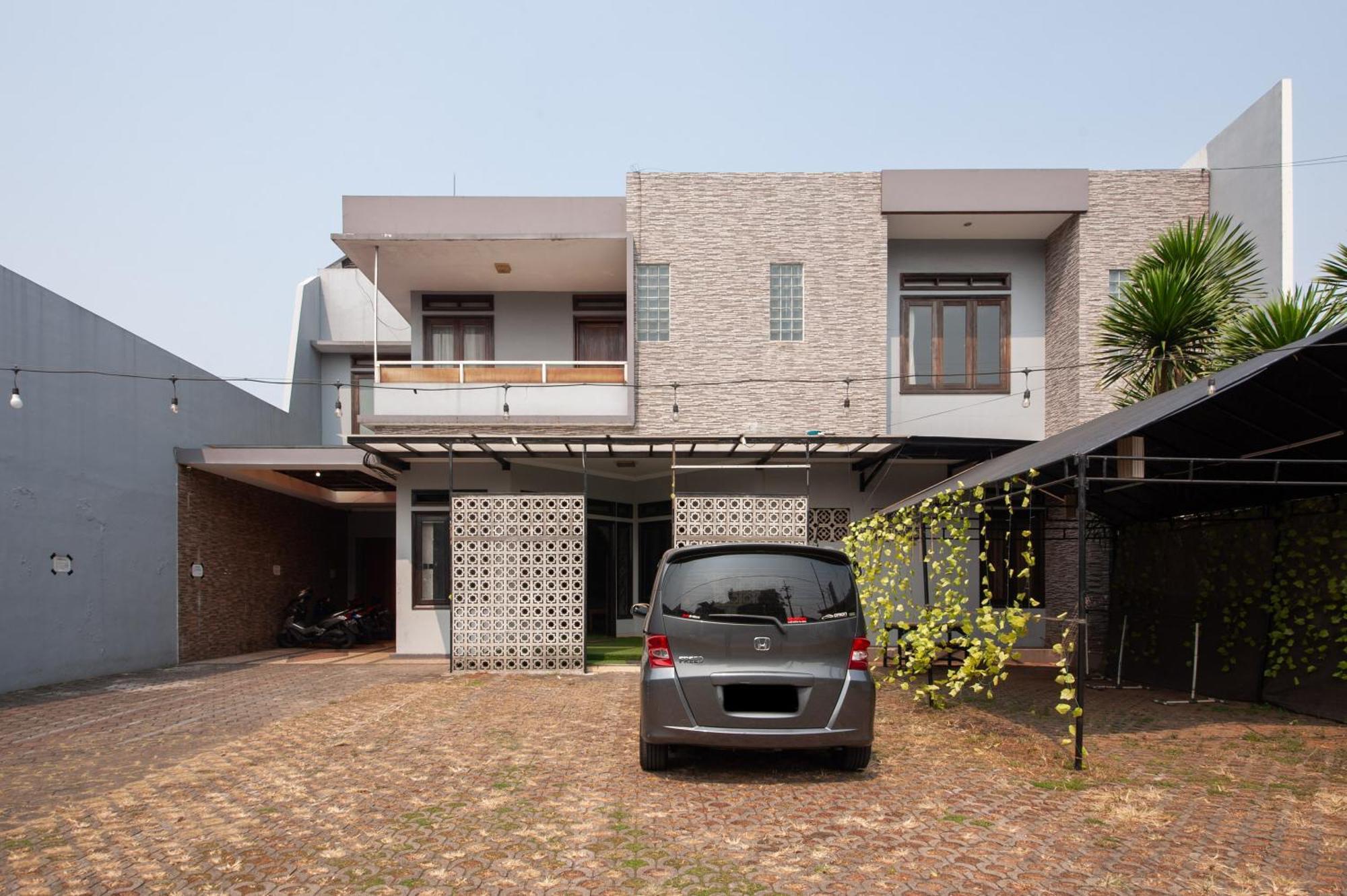 Reddoorz Plus Near Kelapa Dua Kebon Jeruk Джакарта Екстер'єр фото