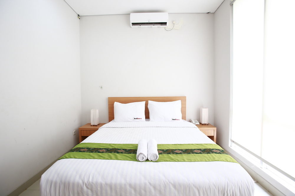 Reddoorz Plus Near Kelapa Dua Kebon Jeruk Джакарта Екстер'єр фото
