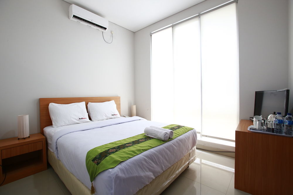 Reddoorz Plus Near Kelapa Dua Kebon Jeruk Джакарта Екстер'єр фото