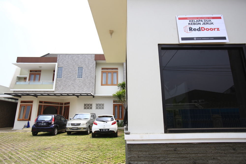 Reddoorz Plus Near Kelapa Dua Kebon Jeruk Джакарта Екстер'єр фото
