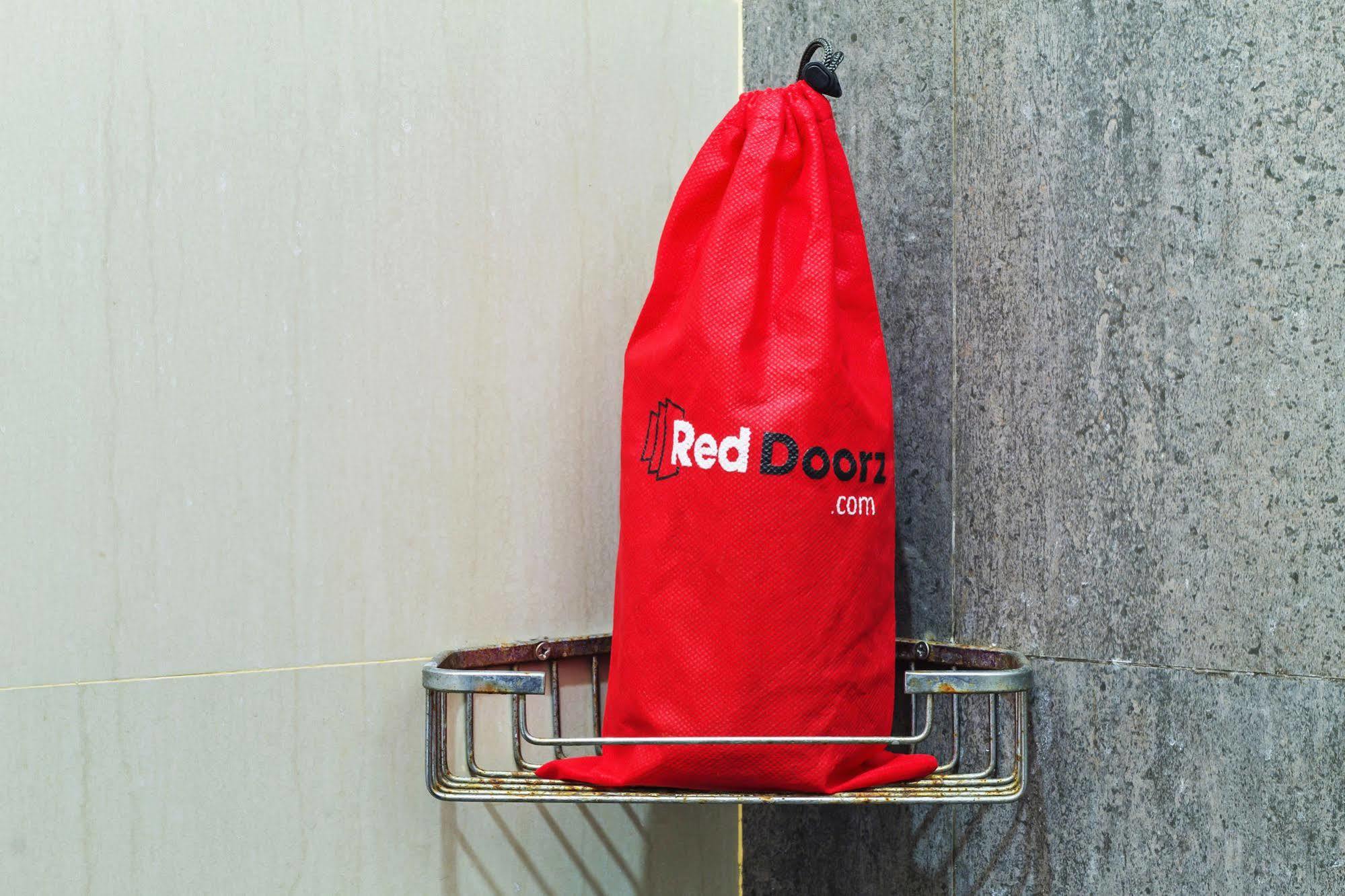 Reddoorz Plus Near Kelapa Dua Kebon Jeruk Джакарта Екстер'єр фото