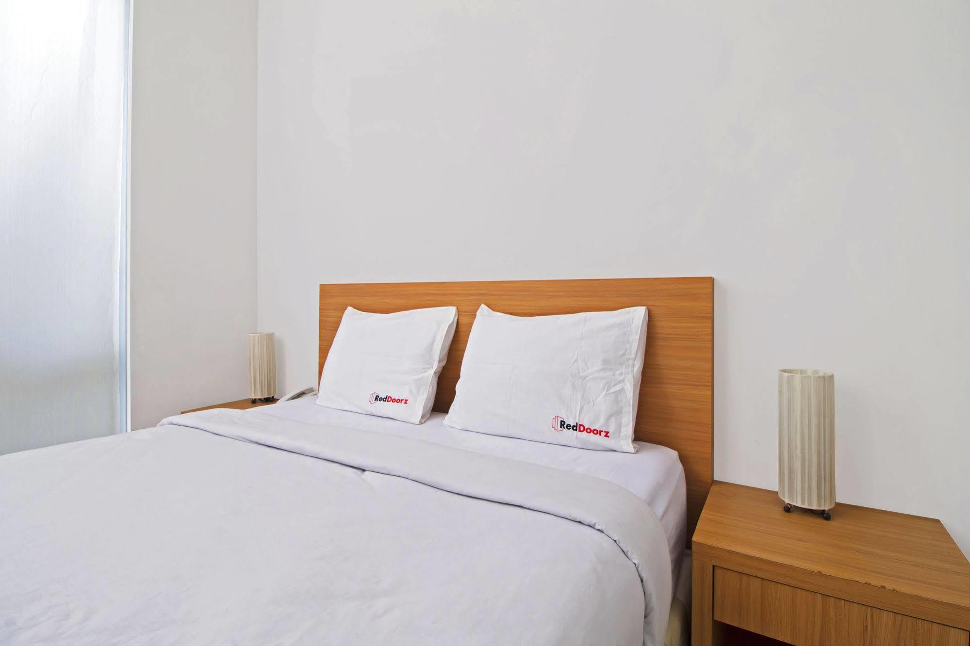 Reddoorz Plus Near Kelapa Dua Kebon Jeruk Джакарта Екстер'єр фото