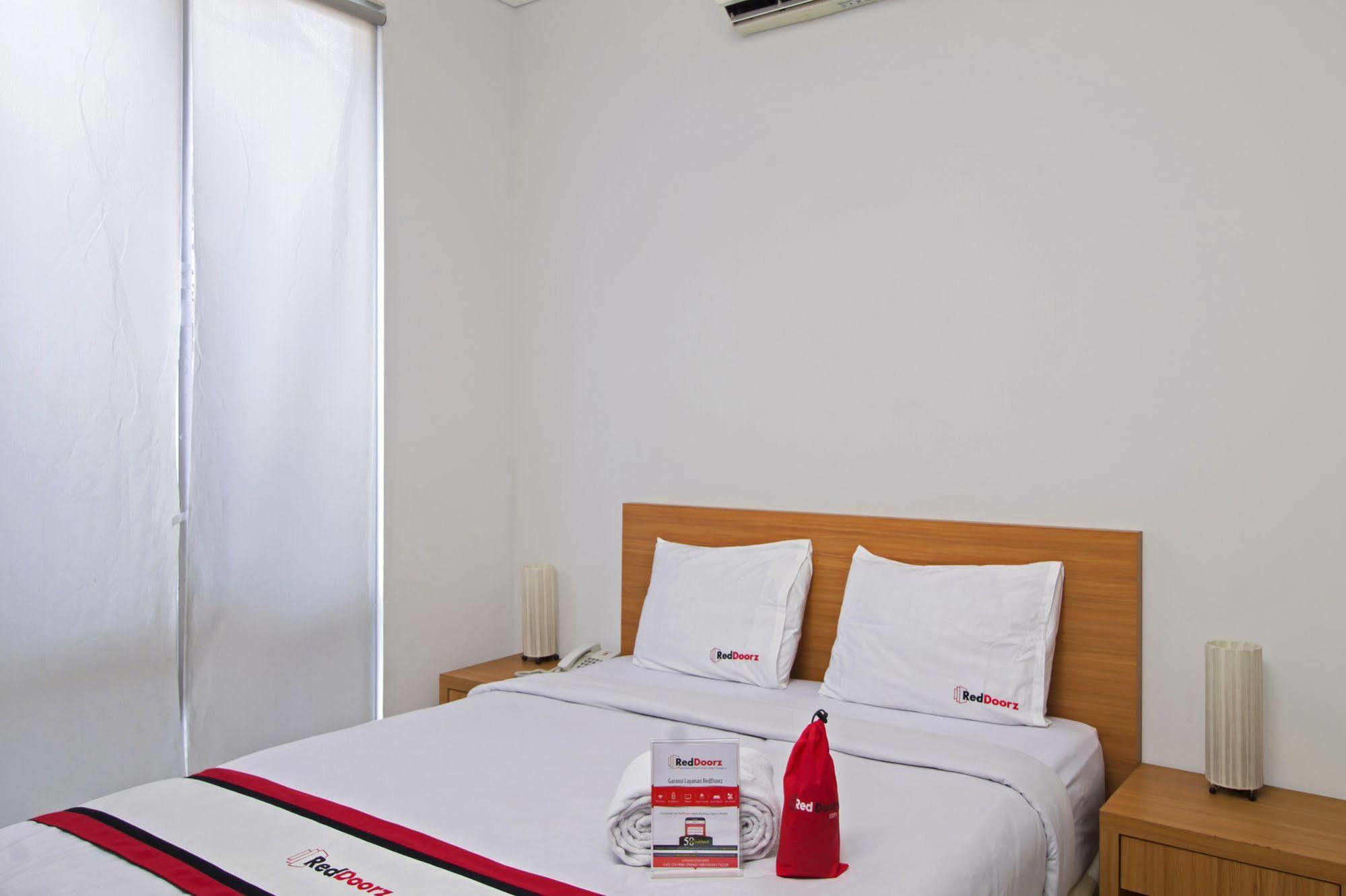 Reddoorz Plus Near Kelapa Dua Kebon Jeruk Джакарта Екстер'єр фото